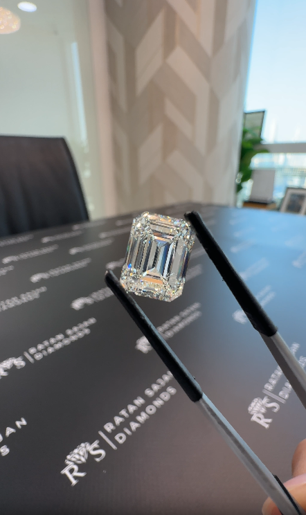 5.02 Carat – H VS1 - Emerald Shape – Natural Diamond