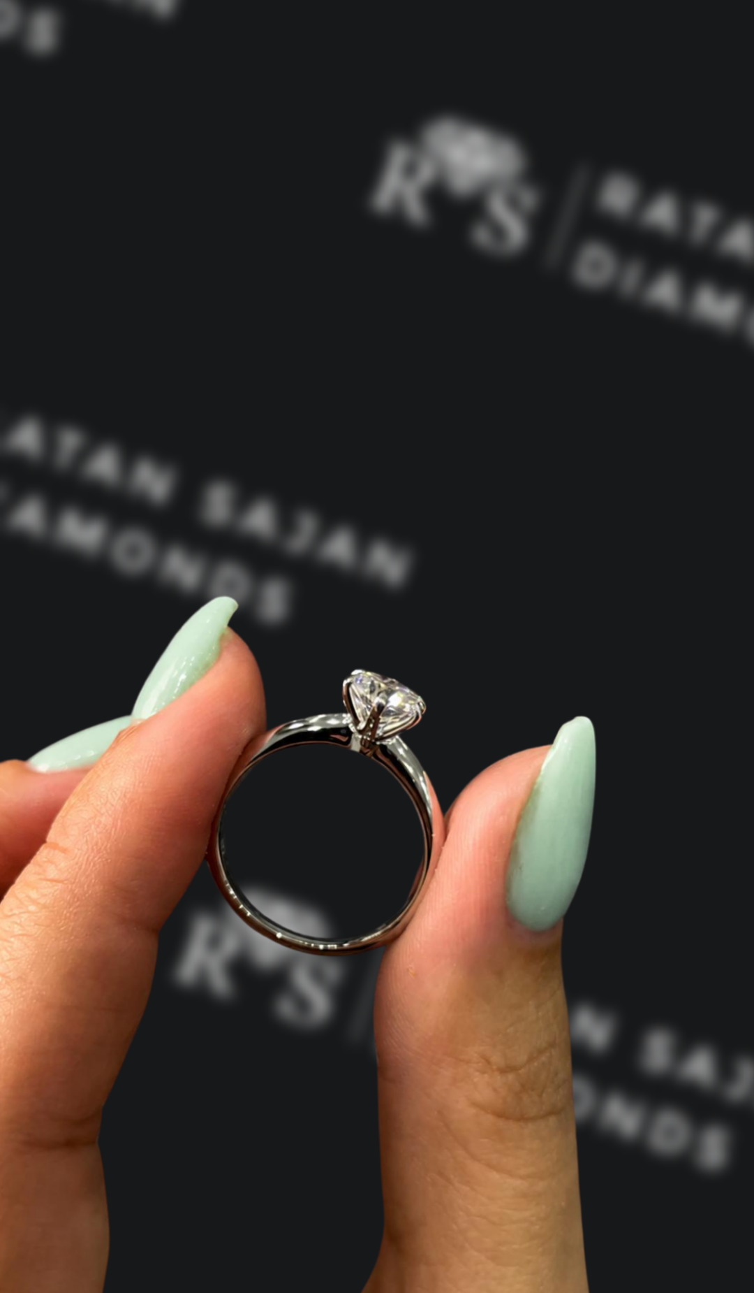 1 Carat Solitaire Engagement Ring - Round Diamond